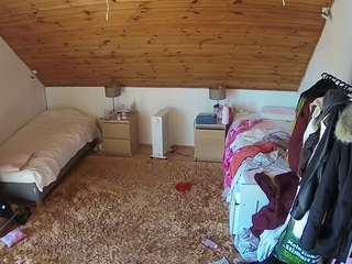 voyeurcam-julmodels-whitebed-3 webcam