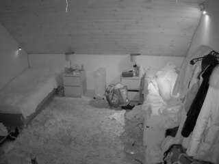 voyeurcam-julmodels-whitebed-3