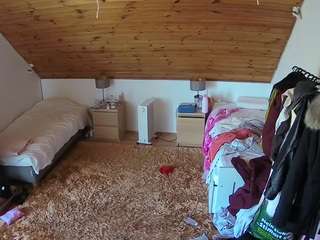 voyeurcam-julmodels-whitebed-3