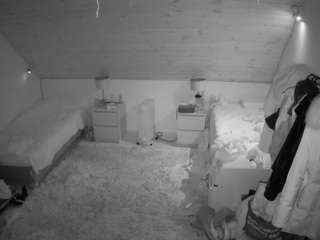 voyeurcam-julmodels-whitebed-3