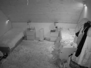 voyeurcam-julmodels-whitebed-3 webcam