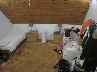 voyeurcam-julmodels-whitebed-3