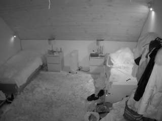 voyeurcam-julmodels-whitebed-3 webcam