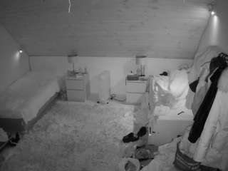 voyeurcam-julmodels-whitebed-3 webcam