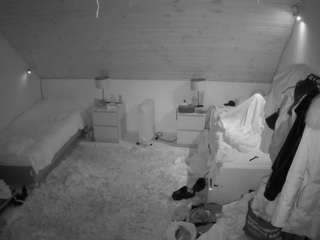 voyeurcam-julmodels-whitebed-3