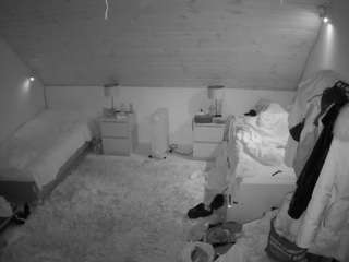 voyeurcam-julmodels-whitebed-3 webcam