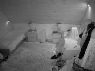 voyeurcam-julmodels-whitebed-3