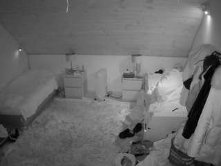 voyeurcam-julmodels-whitebed-3 webcam