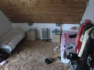 voyeurcam-julmodels-whitebed-3 webcam