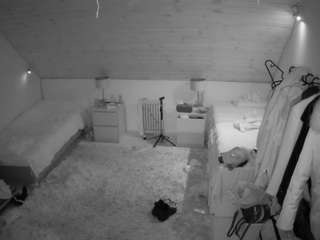 voyeurcam-julmodels-whitebed-3 webcam