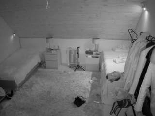 voyeurcam-julmodels-whitebed-3 live cam profile