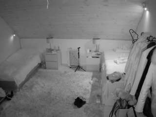 voyeurcam-julmodels-whitebed-3 webcam