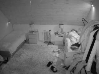 voyeurcam-julmodels-whitebed-3 live cam profile