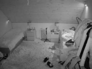 voyeurcam-julmodels-whitebed-3 webcam