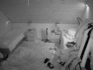 voyeurcam-julmodels-whitebed-3