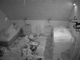 voyeurcam-julmodels-whitebed-3