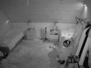 voyeurcam-julmodels-whitebed-3 webcam