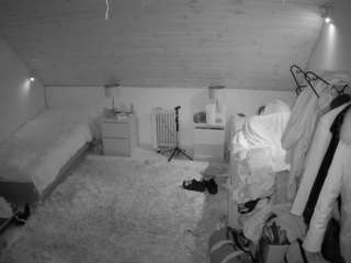 voyeurcam-julmodels-whitebed-3 webcam