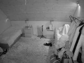 voyeurcam-julmodels-whitebed-3 webcam
