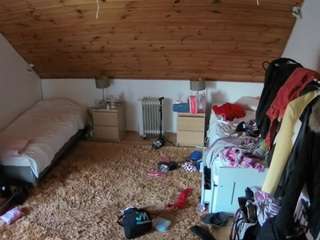 voyeurcam-julmodels-whitebed-3 webcam