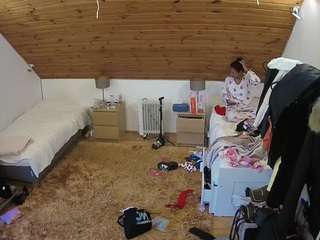 voyeurcam-julmodels-whitebed-3 webcam