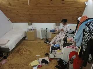 voyeurcam-julmodels-whitebed-3 webcam