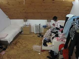 voyeurcam-julmodels-whitebed-3 webcam