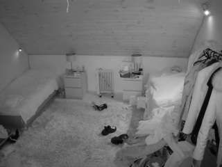 voyeurcam-julmodels-whitebed-3 live cam profile