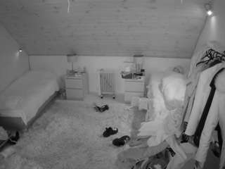 voyeurcam-julmodels-whitebed-3 live cam profile