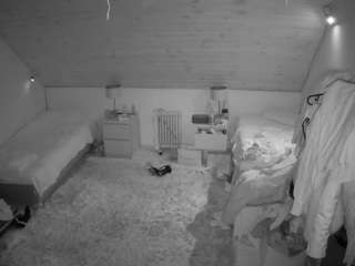 voyeurcam-julmodels-whitebed-3 live cam profile