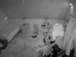 voyeurcam-julmodels-whitebed-3 live cam profile