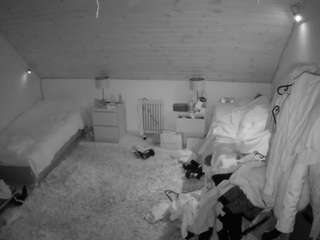 voyeurcam-julmodels-whitebed-3 live cam profile