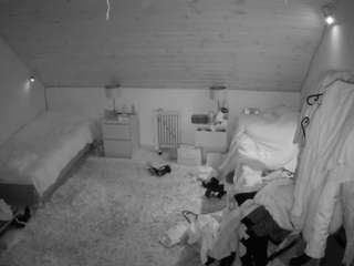 voyeurcam-julmodels-whitebed-3 live cam profile