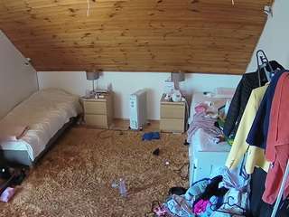 voyeurcam-julmodels-whitebed-3 webcam