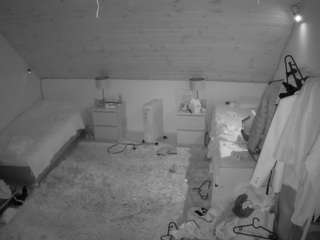 voyeurcam-julmodels-whitebed-3