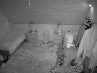 voyeurcam-julmodels-whitebed-3