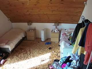 voyeurcam-julmodels-whitebed-3 webcam