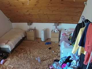 voyeurcam-julmodels-whitebed-3 webcam