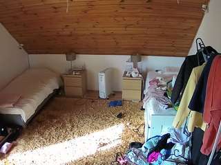 voyeurcam-julmodels-whitebed-3