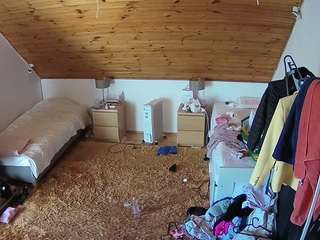 voyeurcam-julmodels-whitebed-3