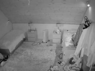 voyeurcam-julmodels-whitebed-3 webcam