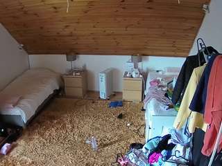 voyeurcam-julmodels-whitebed-3 webcam