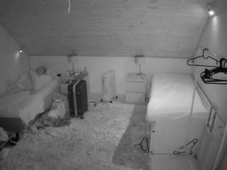 voyeurcam-julmodels-whitebed-3