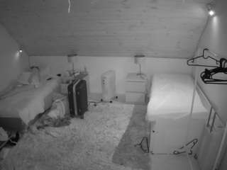 voyeurcam-julmodels-whitebed-3