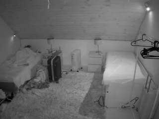 voyeurcam-julmodels-whitebed-3 webcam