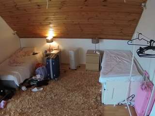 voyeurcam-julmodels-whitebed-3