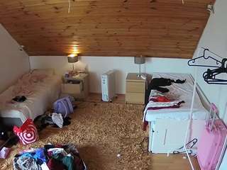 voyeurcam-julmodels-whitebed-3 webcam