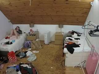 voyeurcam-julmodels-whitebed-3 webcam