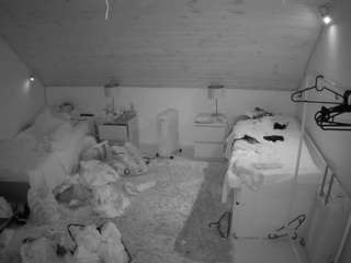 voyeurcam-julmodels-whitebed-3