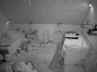 voyeurcam-julmodels-whitebed-3 live cam profile